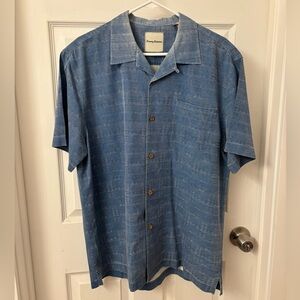 Tommy Bahama Men’s 100% Silk Button Up Shirt size Large Blue Hawaiian